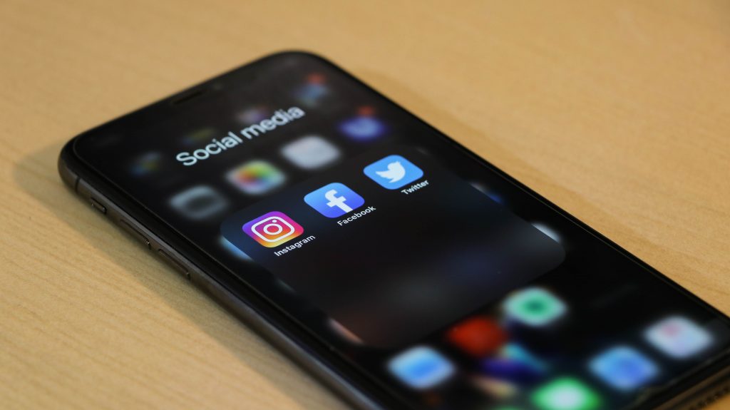 iphone showing facebook, twitter, and instagram icon apps